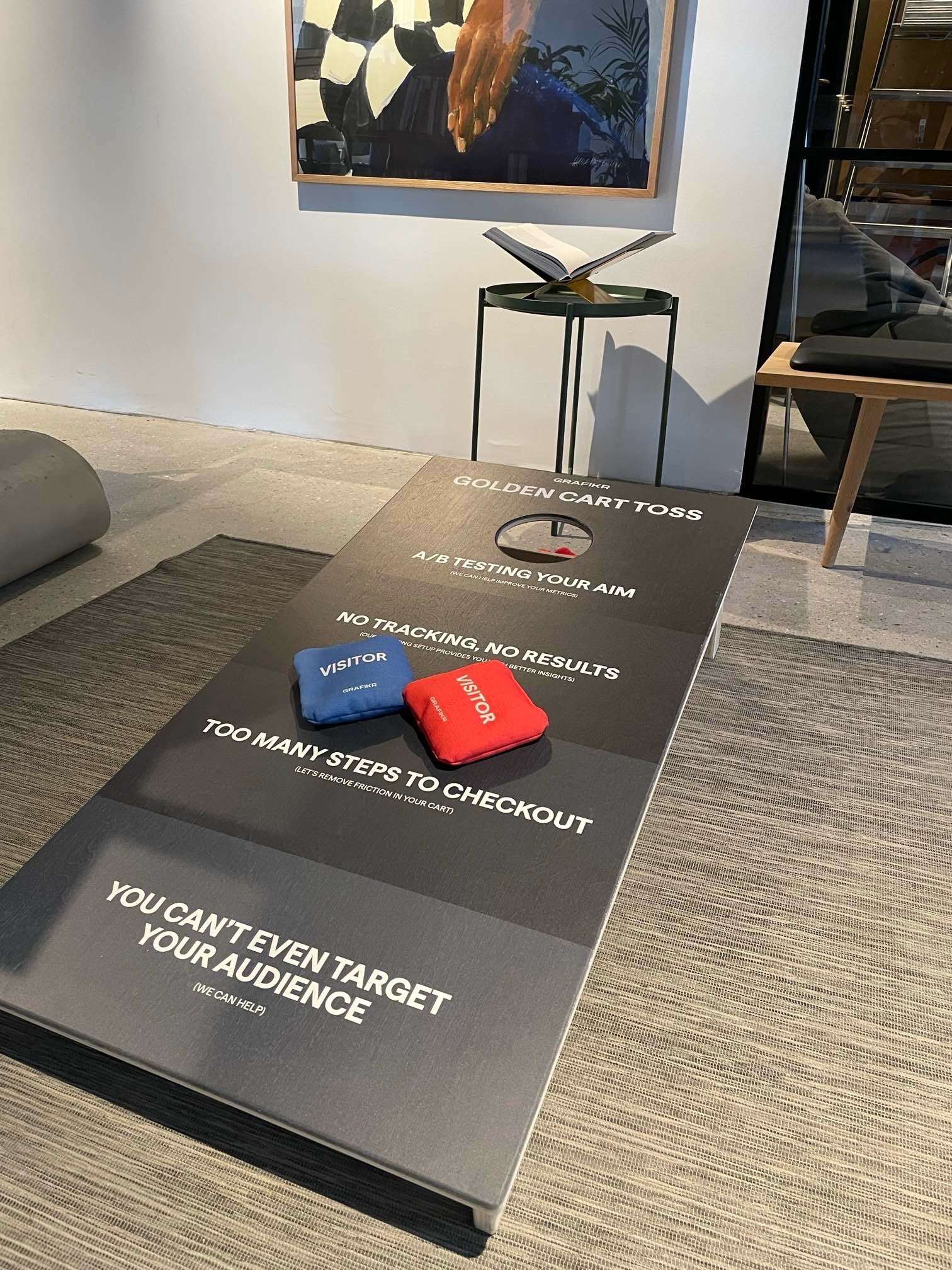 Goście grający w cornhole na wydarzeniu